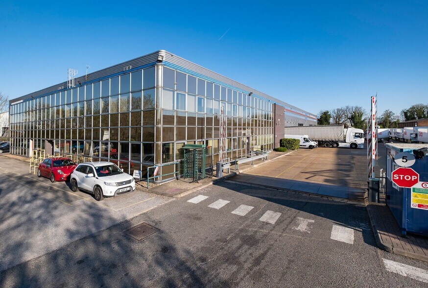 87 Central Way, Feltham à louer - Photo de l’immeuble – Image 2 sur 15