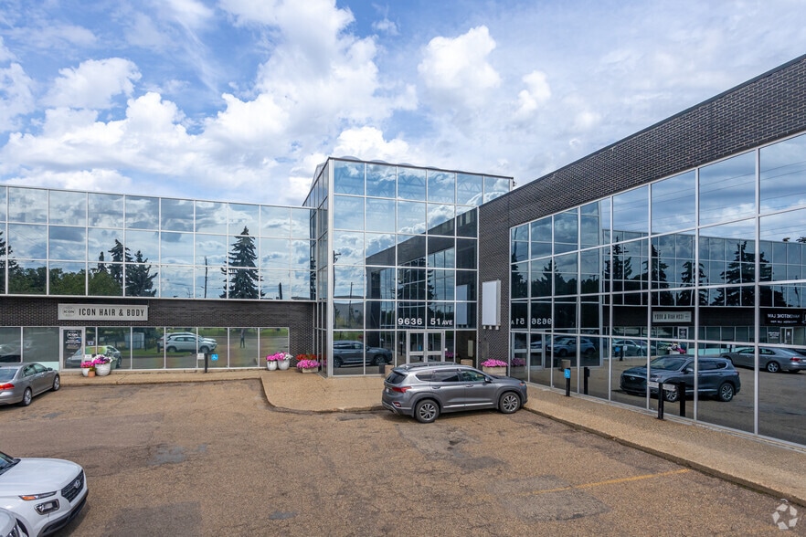 9636 51 Ave, Edmonton, AB à louer - Photo principale – Image 1 sur 22
