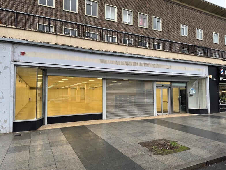 33-37 The Broadway, Loughton à louer - Photo de l’immeuble – Image 1 sur 31