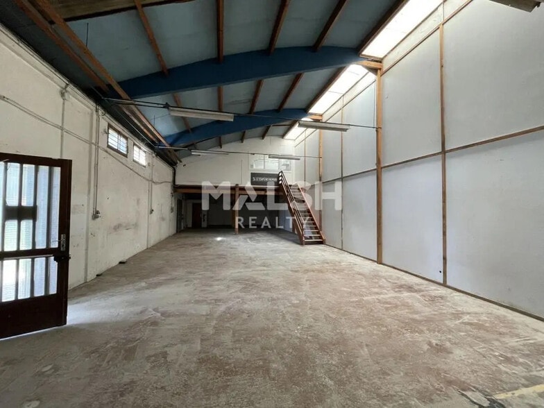 Local d’activités dans Décines-Charpieu à louer - Photo de l’immeuble – Image 3 sur 22