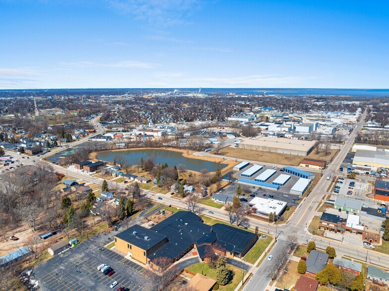 1751 Deckner Ave, Green Bay, WI à vendre - Photo de l’immeuble – Image 3 sur 55