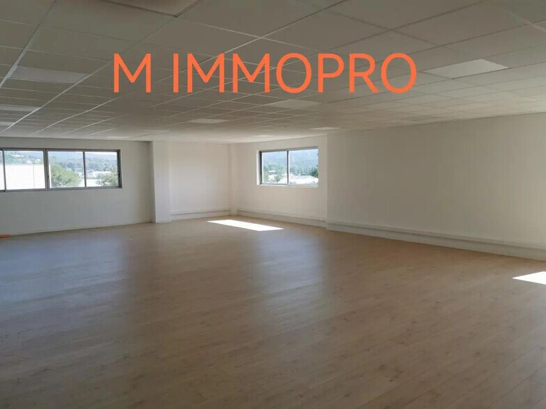 Bureau dans Fréjus à louer - Photo de l’immeuble – Image 1 sur 4
