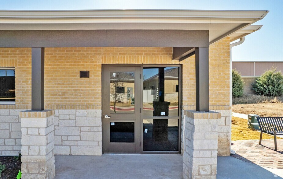201 N Heatherwilde Blvd, Pflugerville, TX à louer - Photo de l’immeuble – Image 3 sur 12