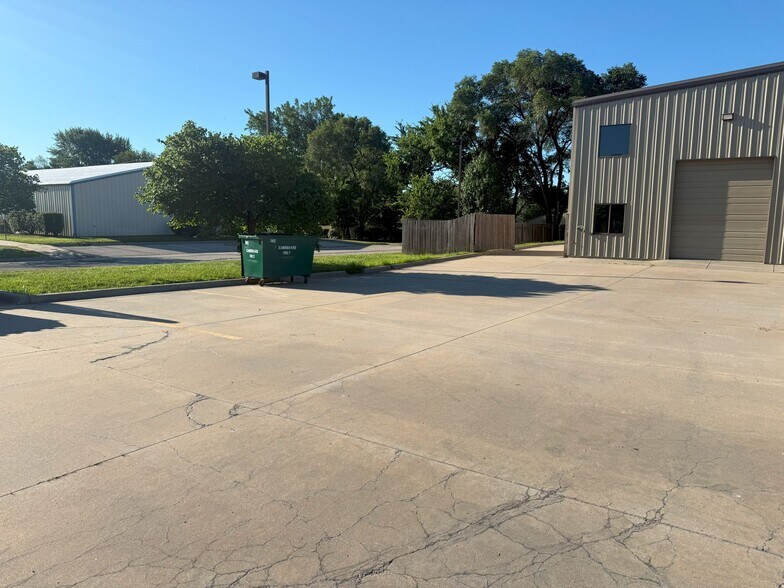1221 E 25th St, Lawrence, KS à vendre - Photo de l’immeuble – Image 3 sur 46