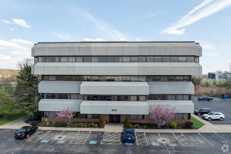 6001 Cochran Rd, Solon, OH à louer - Photo de l’immeuble – Image 3 sur 10