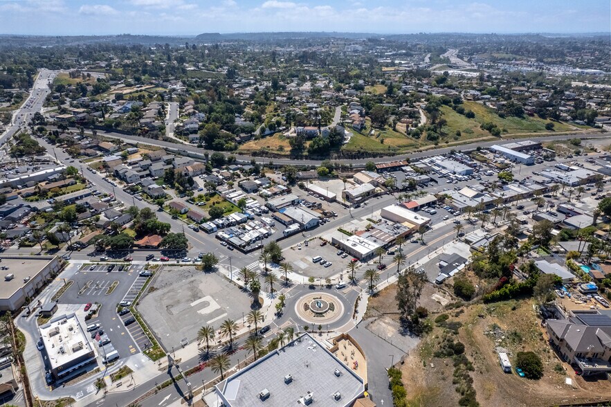 745 S Santa Fe Ave, Vista, CA à vendre - Photo de l’immeuble – Image 2 sur 3