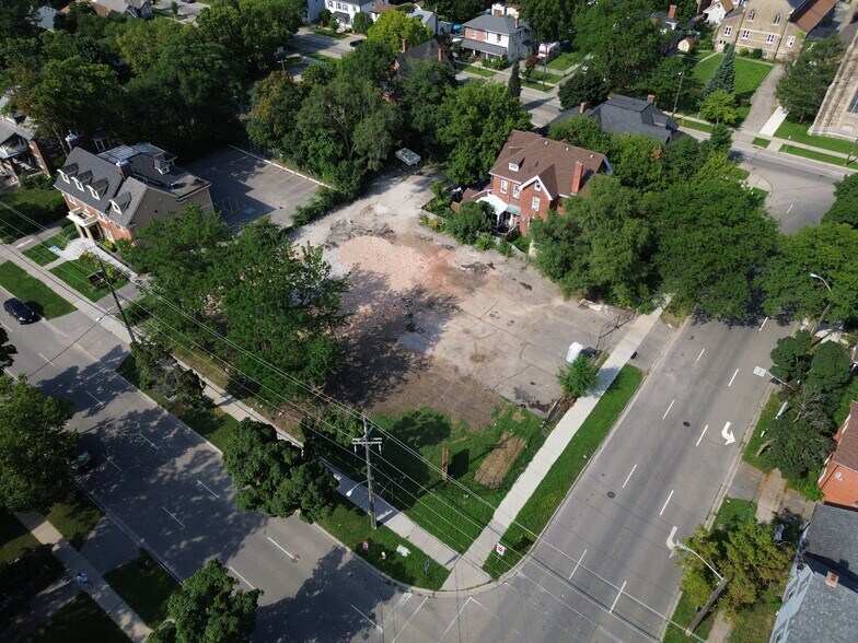 25 William St, Brantford, ON à vendre - Aérien – Image 2 sur 6