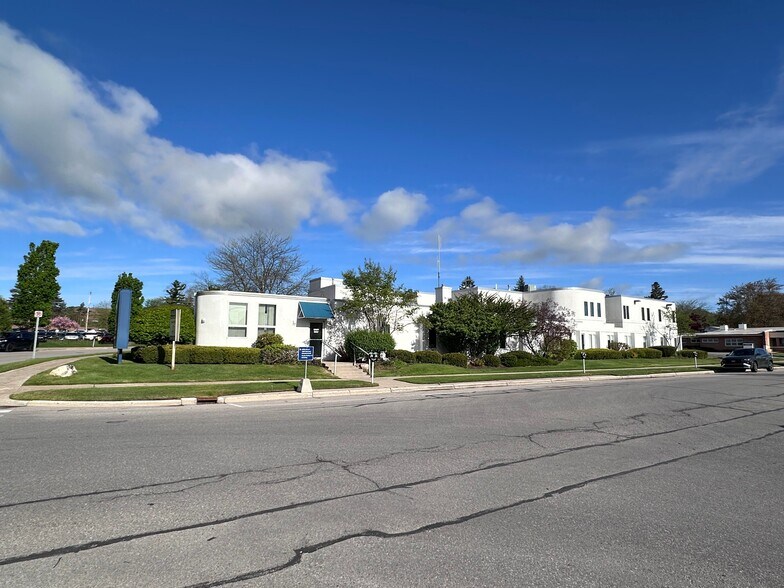 224 Circle Dr, Traverse City, MI à vendre - Photo de l’immeuble – Image 3 sur 62