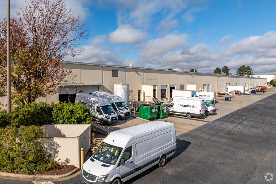 2520 Whitehall Park Dr, Charlotte, NC à louer - Photo de l’immeuble – Image 3 sur 13