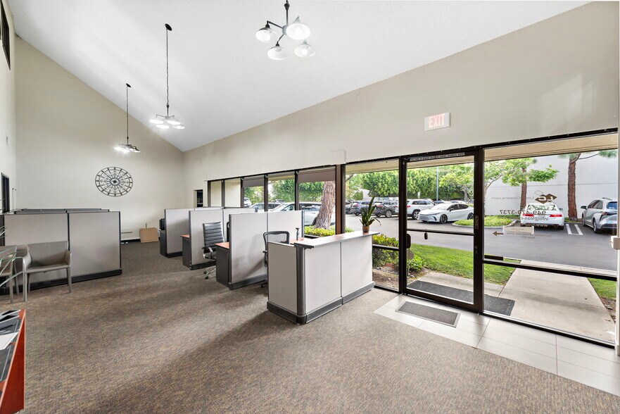 23691 Birtcher Dr, Lake Forest, CA à vendre - Photo de l’immeuble – Image 3 sur 13