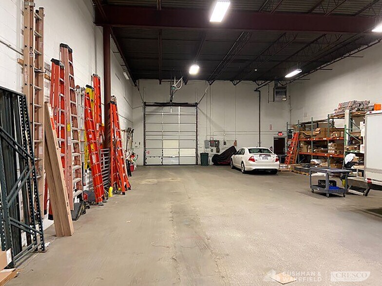 6511 Eastland Rd, Brook Park, OH à louer - Photo intérieure – Image 3 sur 8