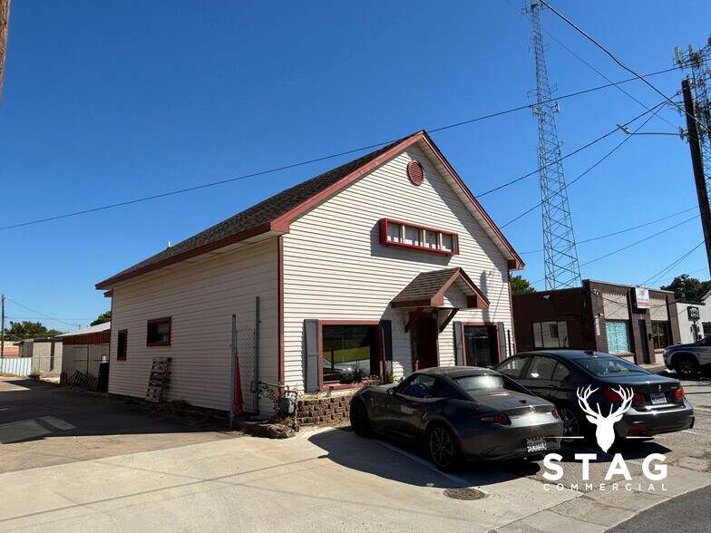 711 S Elm St, Denton, TX à louer - Photo de l’immeuble – Image 3 sur 18