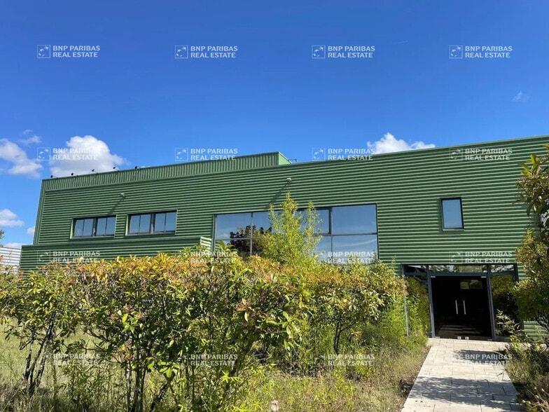 Local d’activités dans Olivet à louer - Photo de l’immeuble – Image 2 sur 13