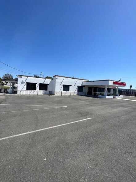 6880 West Ln, Stockton, CA à vendre - Photo de l’immeuble – Image 2 sur 14