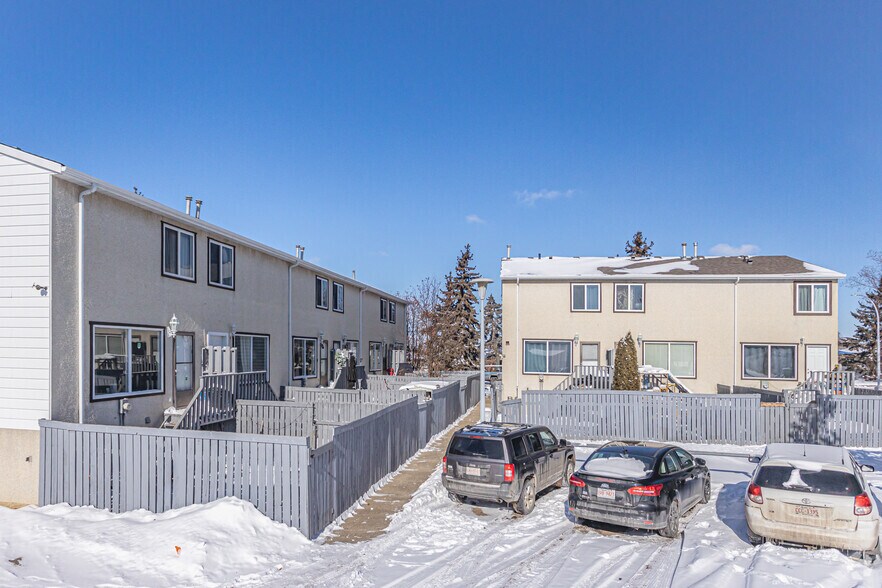 101-111 Lee Ridge & 149-153 Melbourne Rd NW, Edmonton, AB à vendre - Photo de l’immeuble – Image 2 sur 2