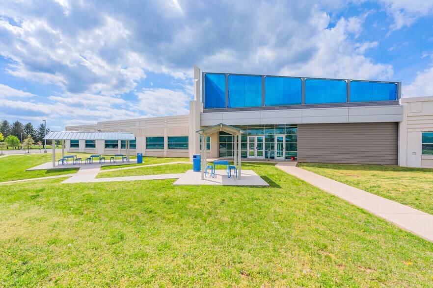 941 James Burr Blvd, Kearneysville, WV à louer - Photo de l’immeuble – Image 1 sur 6