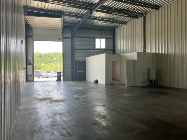 Local d’activités dans Chasse-sur-Rhône à louer Photo de l’immeuble– Image 1 sur 5