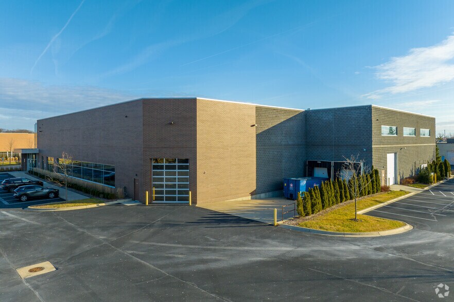 25125 Regency Dr, Novi, MI à louer - Photo de l’immeuble – Image 2 sur 7