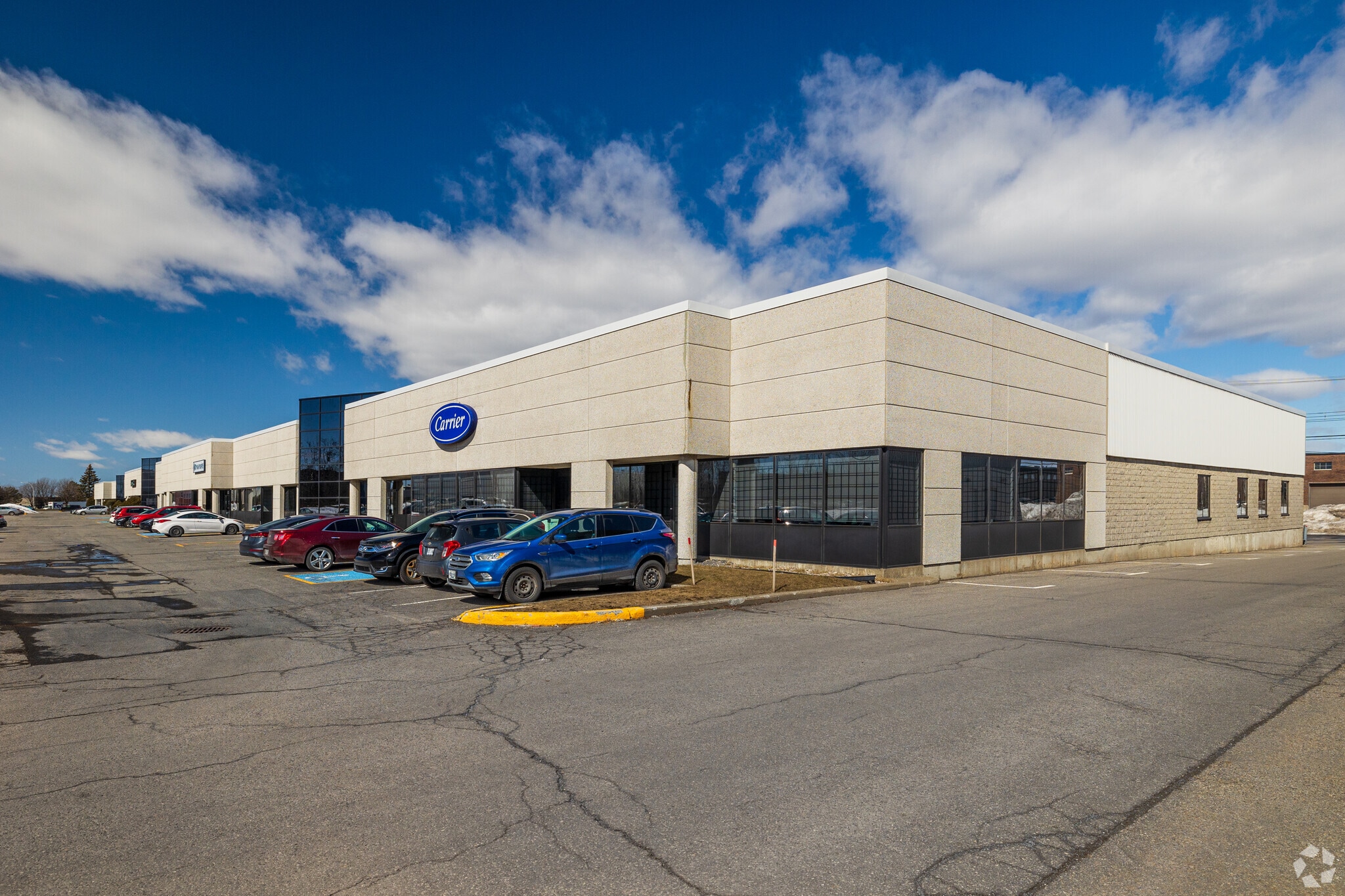 850-852 Rue McCaffrey, Saint-Laurent, QC à louer Photo principale– Image 1 sur 6