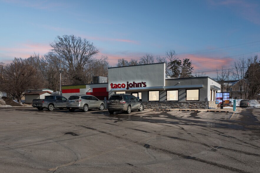 1212 N Union Ave, Fergus Falls, MN à vendre - Photo principale – Image 1 sur 2