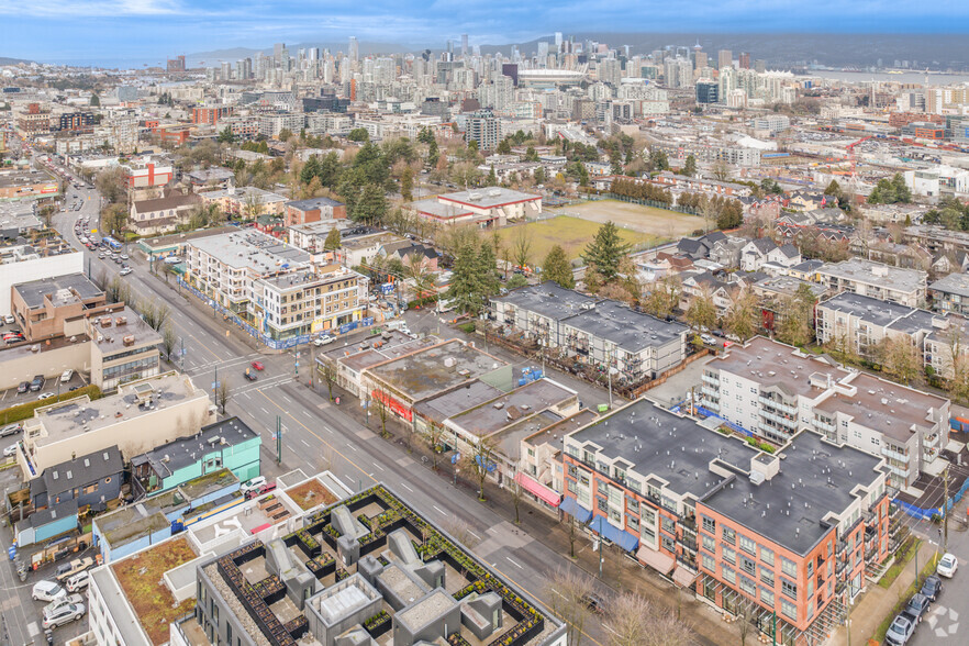 541-545 E Broadway, Vancouver, BC à louer - Aérien – Image 2 sur 2