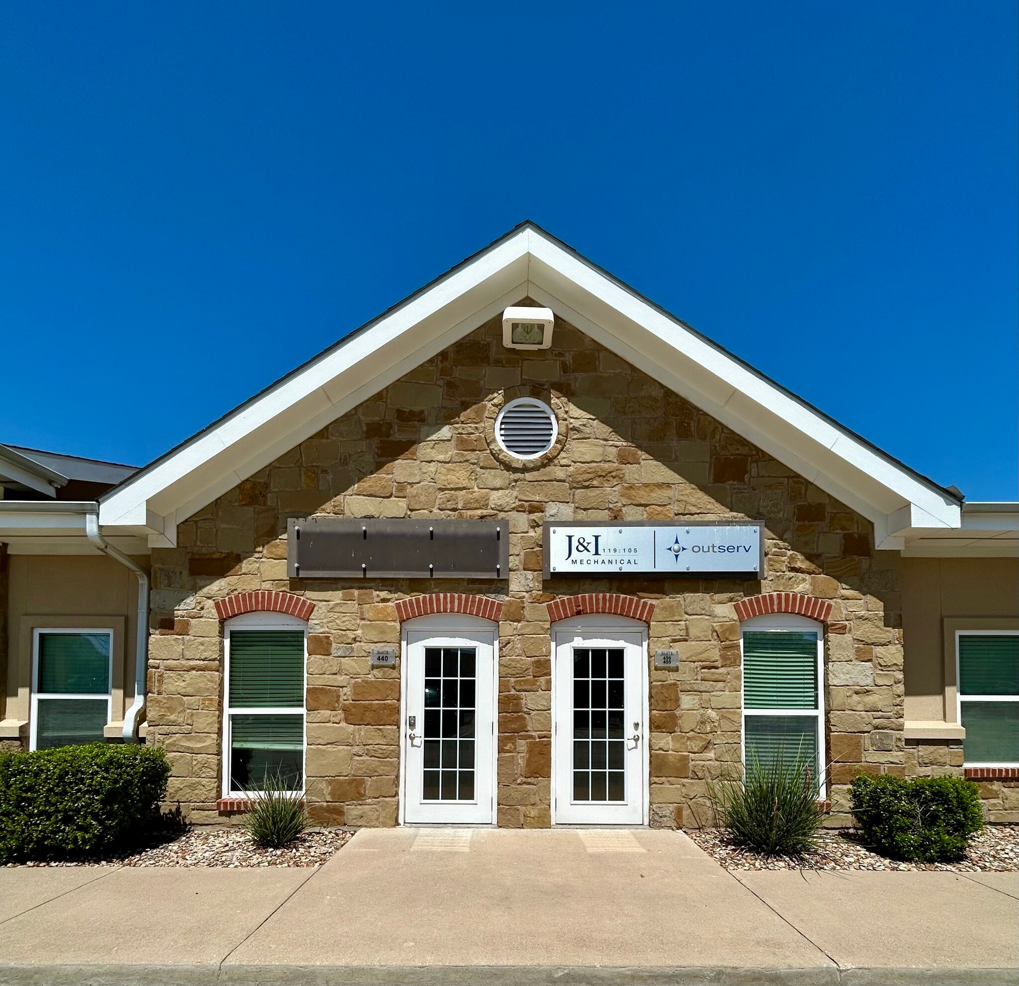 305 N Heatherwilde Blvd, Pflugerville, TX à louer Photo de l’immeuble– Image 1 sur 12