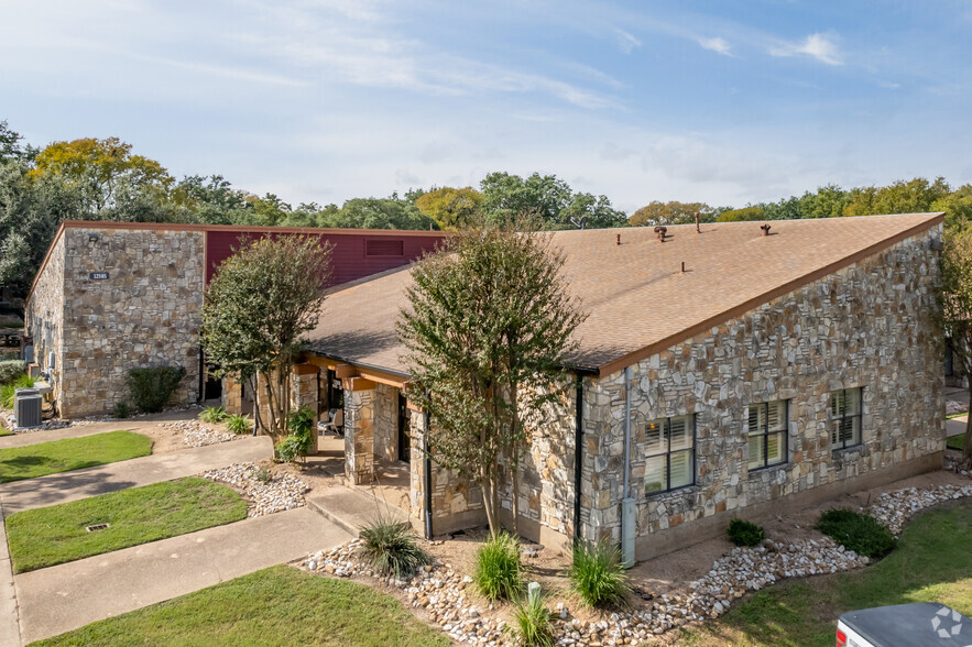 12501 Hymeadow Dr, Austin, TX à louer - Photo de l’immeuble – Image 1 sur 14