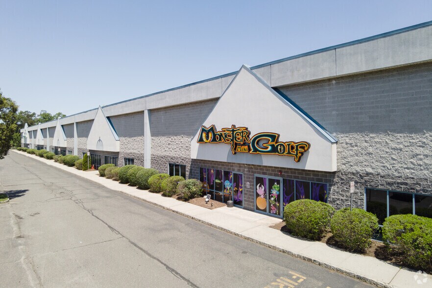749 Hope Rd, Eatontown, NJ à louer - Photo de l’immeuble – Image 3 sur 5