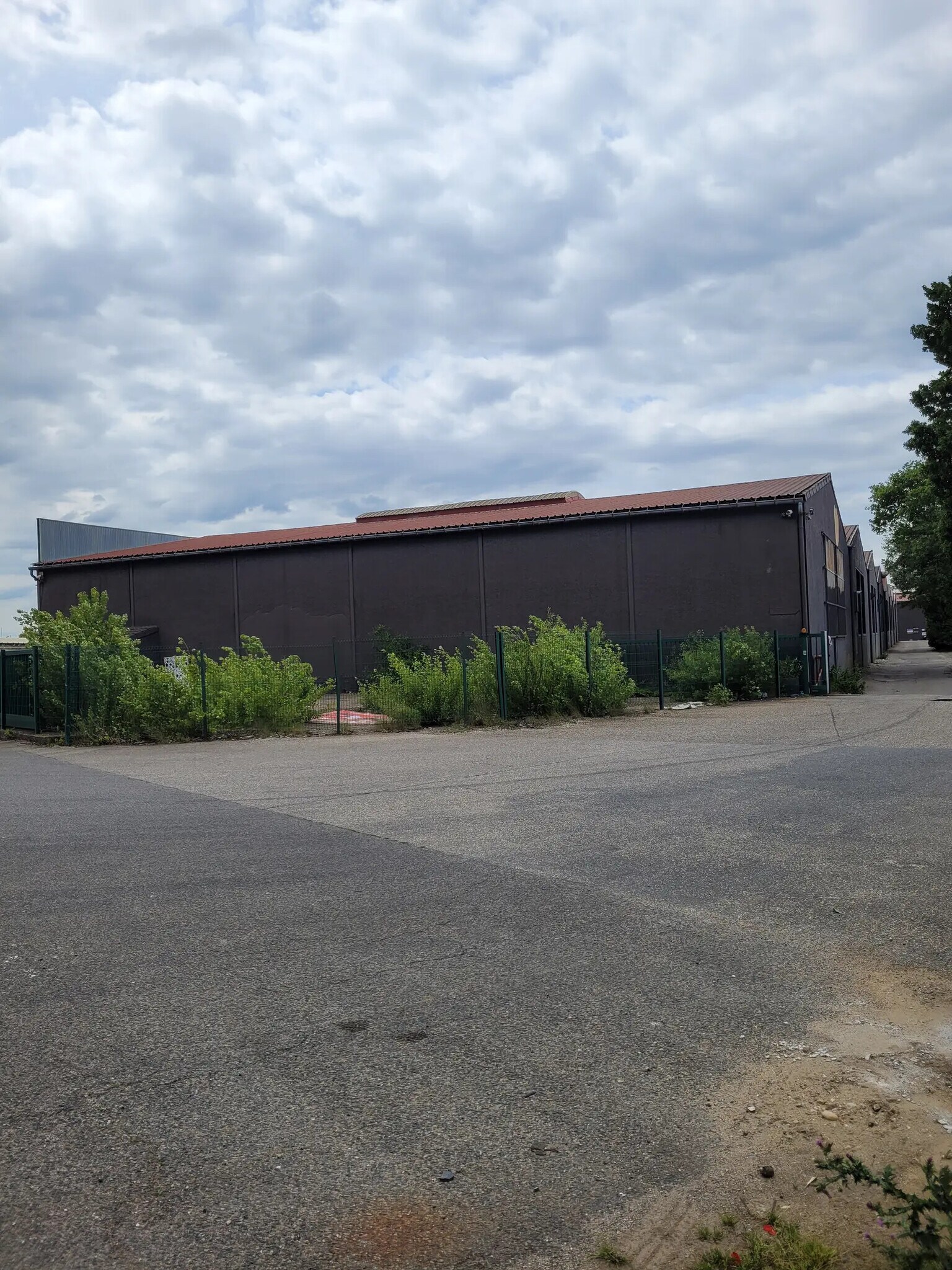 Local d'activités dans Saint-Bonnet-de-Mure à vendre Photo de l’immeuble– Image 1 sur 5