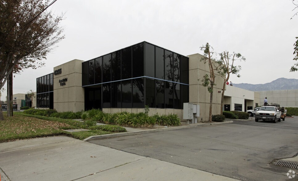 4355 E Airport Dr, Ontario, CA à louer - Photo principale – Image 1 sur 7