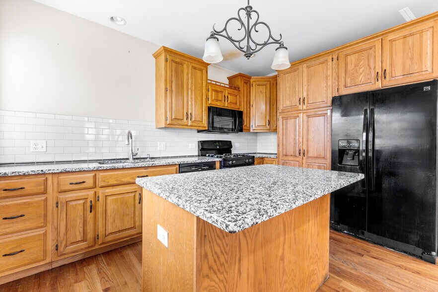 597 S Lake St, Aurora, IL à vendre - Photo de l’immeuble – Image 2 sur 23