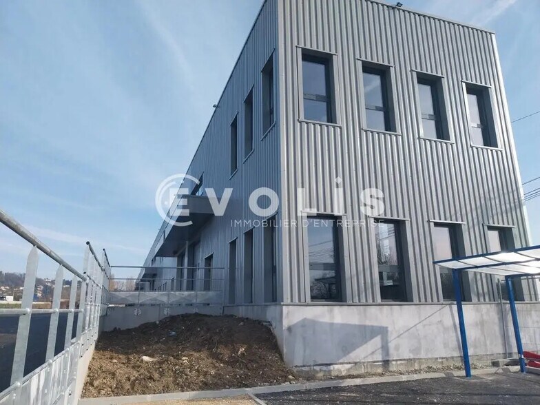 Local d’activités dans Bourgoin-Jallieu à louer - Photo de l’immeuble – Image 3 sur 17