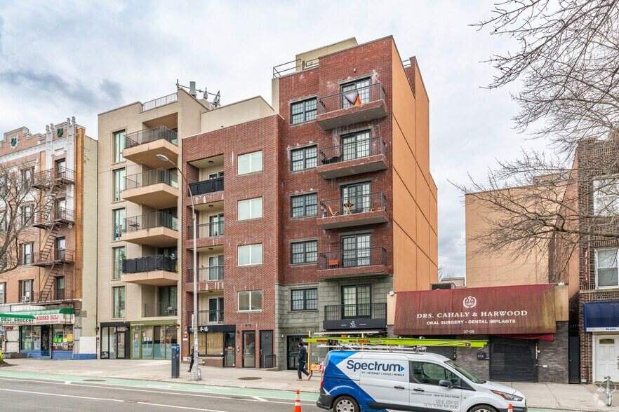 3710 31st Ave, Astoria, NY à vendre - Photo de l’immeuble – Image 2 sur 5