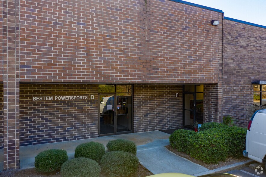 2189 Flintstone Dr, Tucker, GA à louer - Photo de l’immeuble – Image 3 sur 5