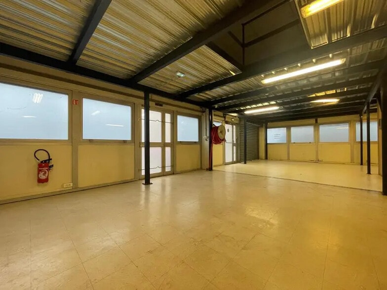Local d’activités dans Montigny-le-Bretonneux à louer - Photo intérieure – Image 3 sur 8