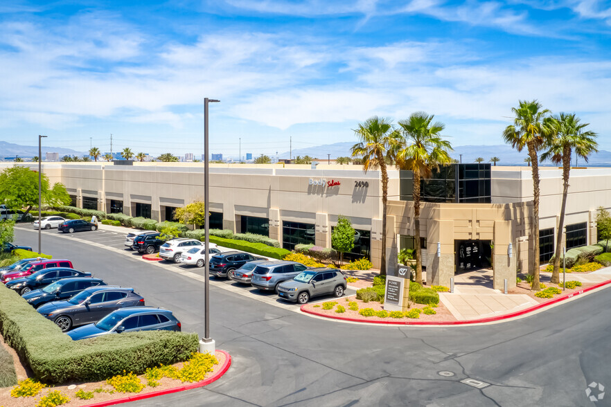 2490 Paseo Verde Pky, Henderson, NV à louer - Photo de l’immeuble – Image 2 sur 7