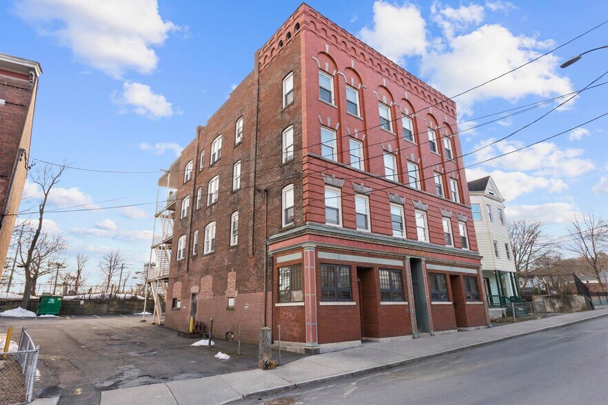 985-987 Bank St, Waterbury, CT à vendre - Photo principale – Image 1 sur 2