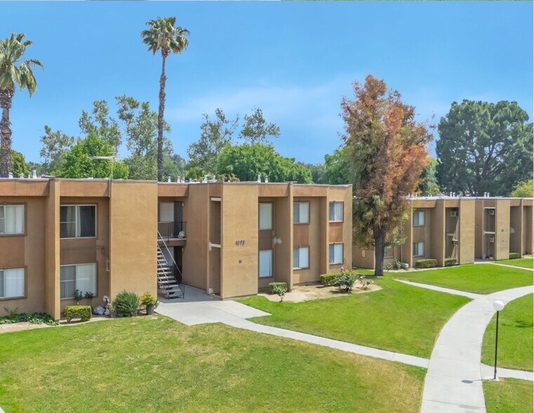 1100 N Orange St, Riverside, CA à vendre - Photo de l’immeuble – Image 2 sur 79