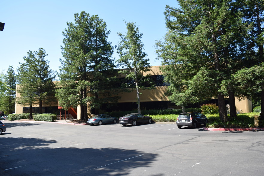 1318 Redwood Way, Petaluma, CA à louer - Photo de l’immeuble – Image 3 sur 5