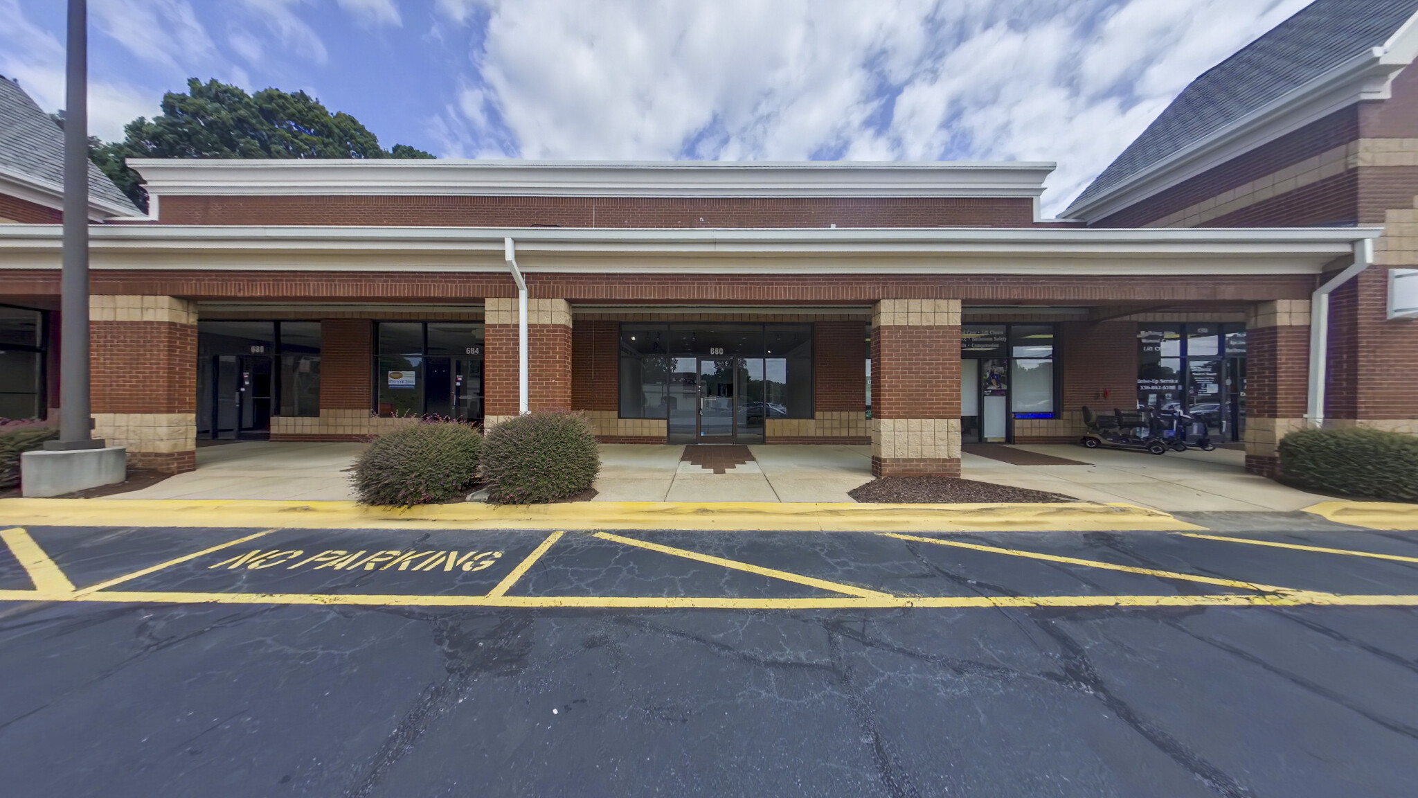 500-692 Hanes Mall Blvd, Winston-Salem, NC à louer Photo de l’immeuble– Image 1 sur 14