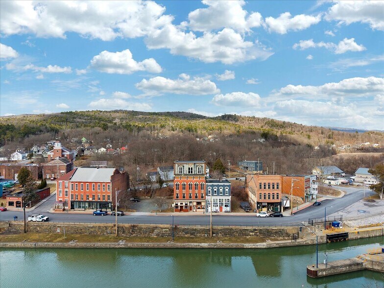 68 Main St, Whitehall, NY à vendre - Photo principale – Image 1 sur 41