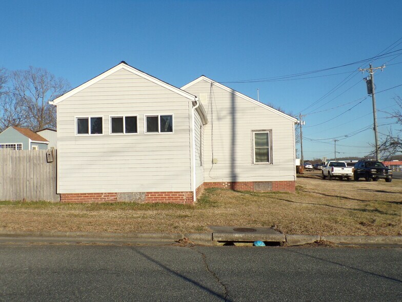 3001 McConnell Rd, Greensboro, NC à vendre - Photo de l’immeuble – Image 2 sur 2