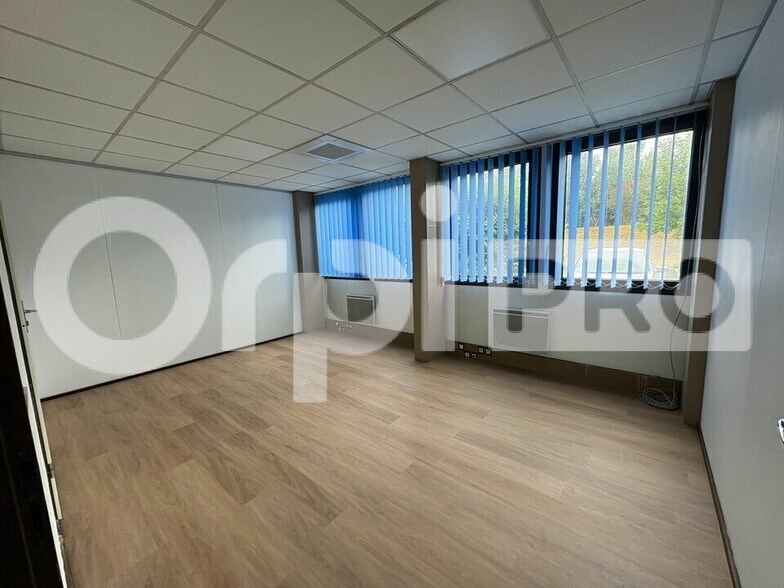 Bureau dans Moissy-Cramayel à louer - Photo de l’immeuble – Image 3 sur 12