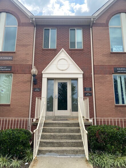 22636 Glenn Dr, Sterling, VA à louer - Photo de l’immeuble – Image 2 sur 27