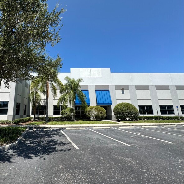 8508 Benjamin Rd, Tampa, FL à louer - Photo de l’immeuble – Image 2 sur 7