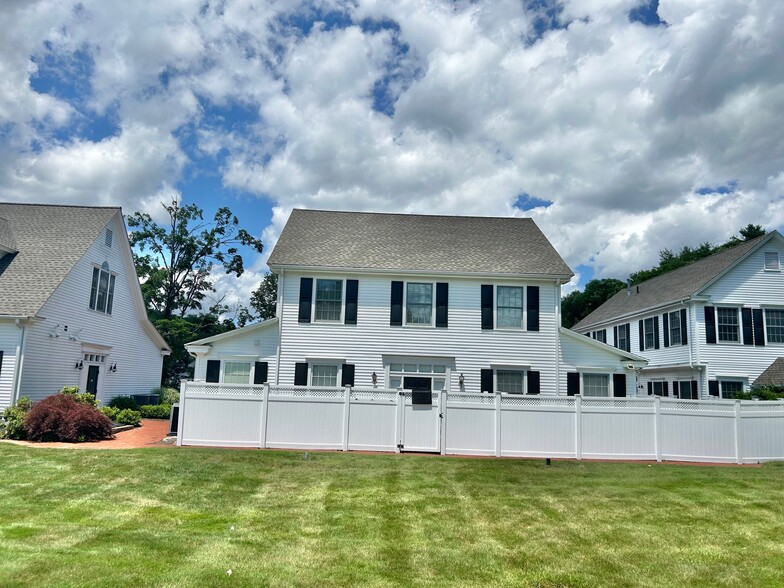 296 Country Club Rd, Avon, CT à louer - Photo de l’immeuble – Image 1 sur 24