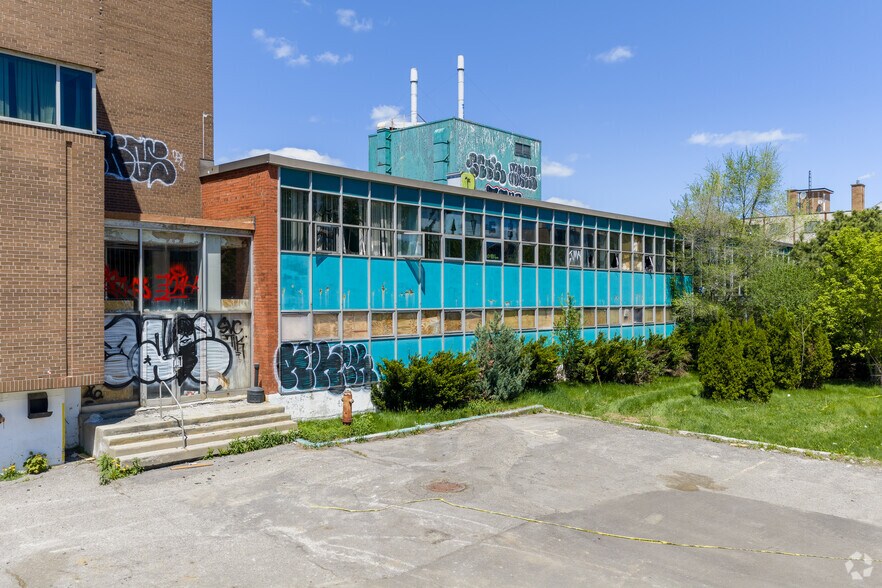 455 Boul de la Côte-Vertu, Montréal, QC à louer - Photo de l’immeuble – Image 2 sur 4