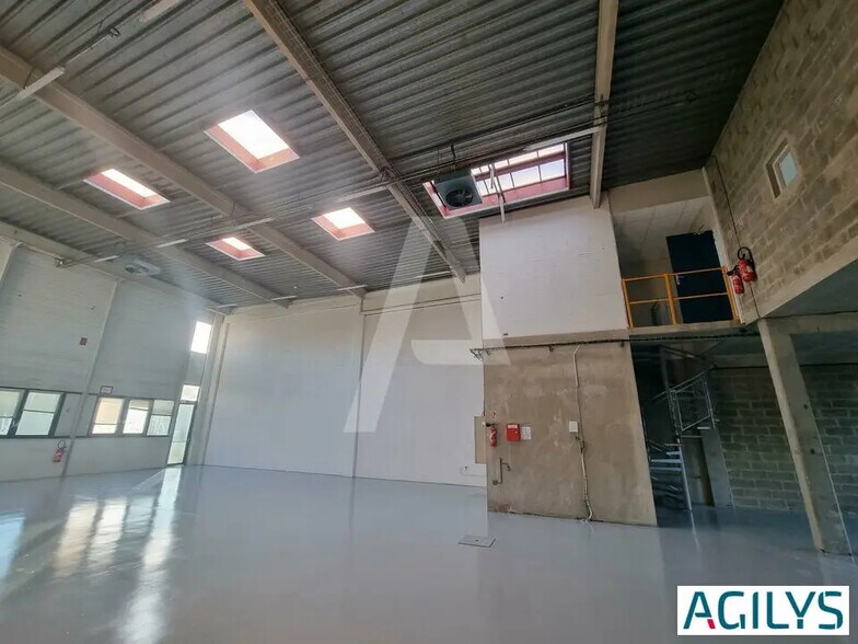 Local d’activités dans Fresnes à louer - Photo de l’immeuble – Image 2 sur 6