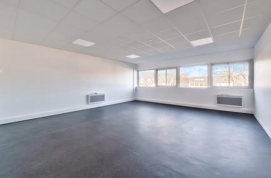 Local d’activités dans Torcy à louer - Photo de l’immeuble – Image 3 sur 5