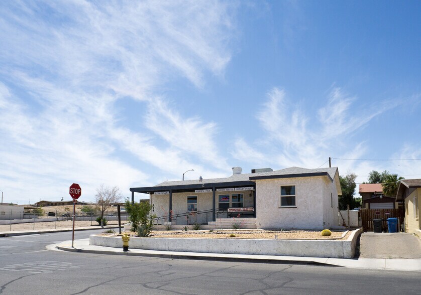 128 E Buena Vista St, Barstow, CA à louer - Photo de l’immeuble – Image 1 sur 12